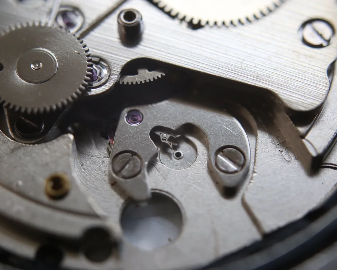A hand-wound movement under the loupe